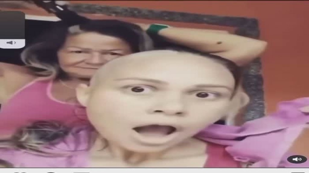  Video Viral: Su madre comenzó a cortarle el cabello para su quimioterapia y de momento su madre también se rasura su cabello 