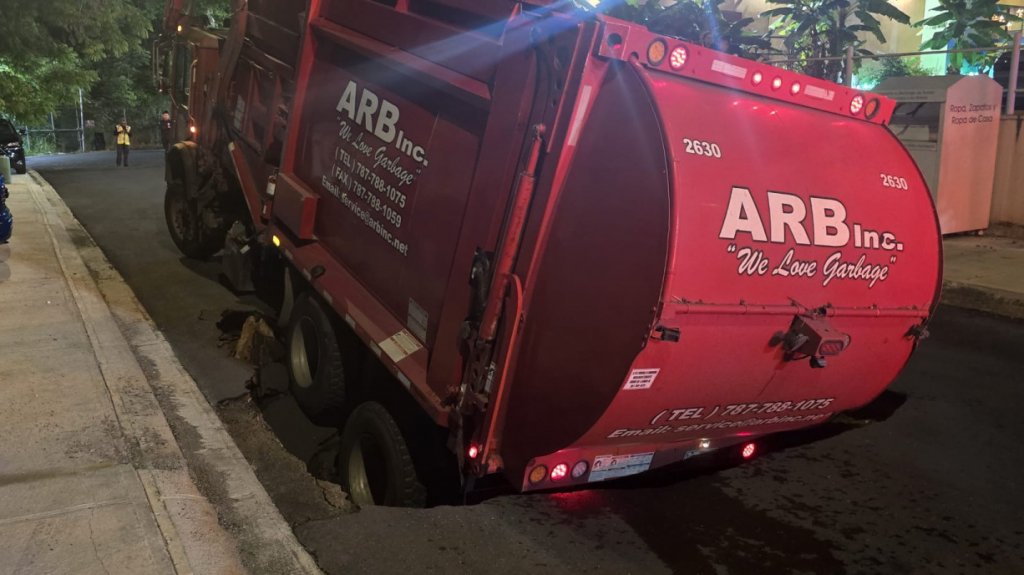  Camión de Basura cae en un socavón en Bayamón 