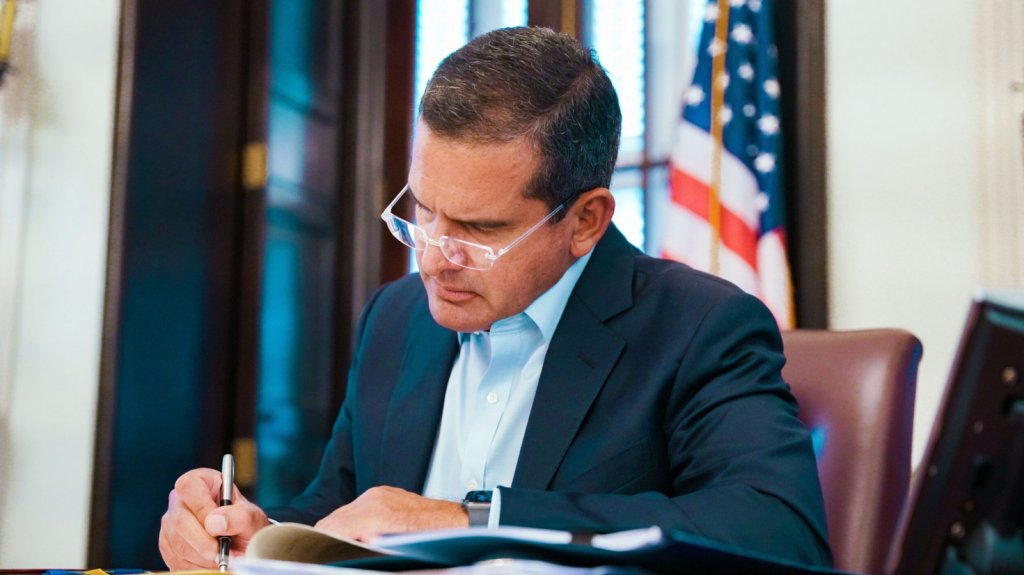  Gobernador convierte en ley medida que procura la rehabilitaci&oacute;n en menores juzgados como adultos 