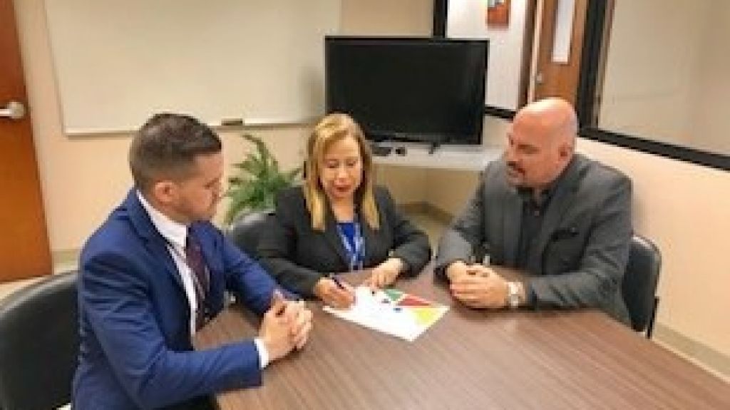  Firman gu&iacute;as para atender poblaci&oacute;n LGBTTQIA por parte de personal del Registro Demogr&aacute;fico 