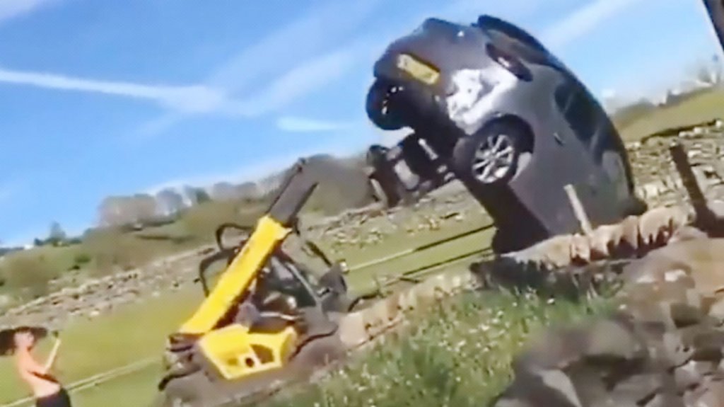  VIDEO: Un granjero furioso arroja fuera con su tractor un auto que bloqueaba el ingreso a su propiedad 