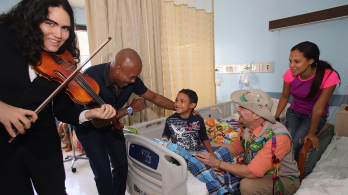 Celebridades se unen para llevar alegrÃ­a a niÃ±os enfermos con una Gran Parada de Navidad