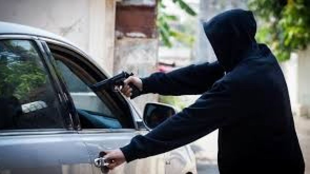  Tr&iacute;o comete carjacking en Bayam&oacute;n 