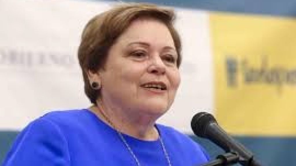  Presidenta de la AFT y de la AMPR visitan dos escuelas candidatas a charter 