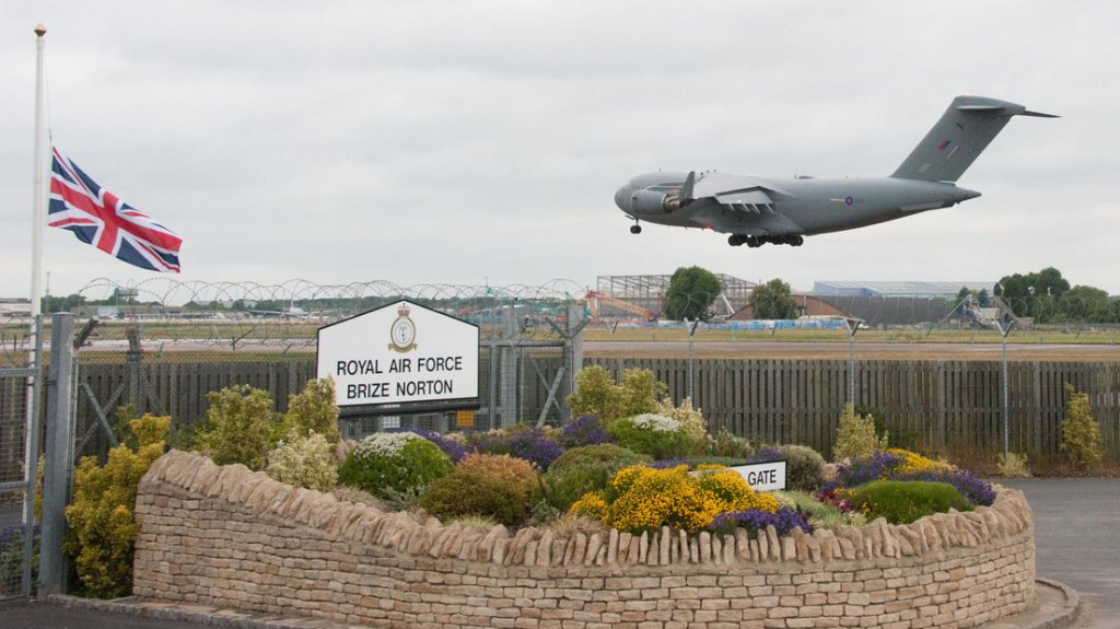  Suspenden los vuelos de la mayor base aérea del Reino Unido debido a que “la pista se ha derretido“ por el calor extremo 
