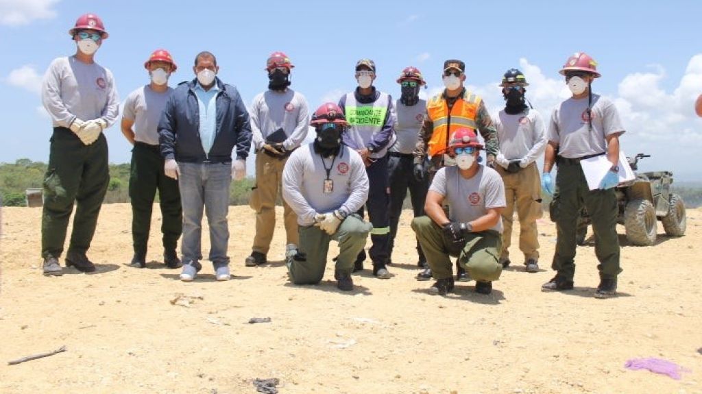  Bomberos de Puerto Rico llegaron para ayudar a la nación dominicana a sofocar el incendio del vertedero de Duquesa 