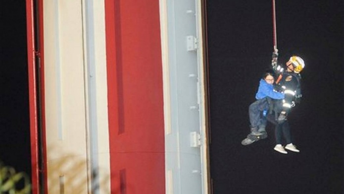 Rescatan a 21 personas de una atracciÃ³n varada en California