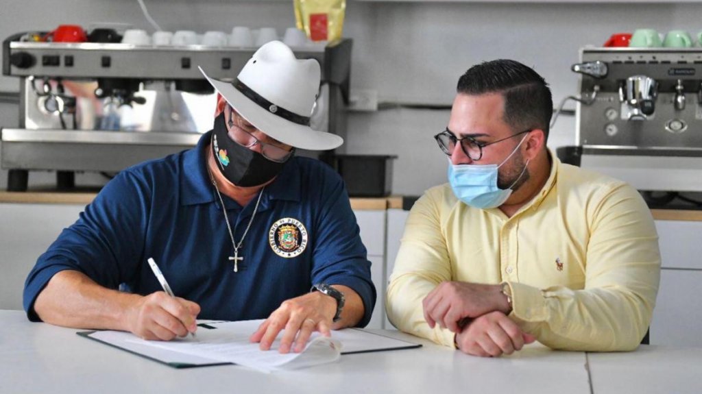  DDEC y Agricultura firman acuerdo para promover la fuerza laboral agr&iacute;cola 