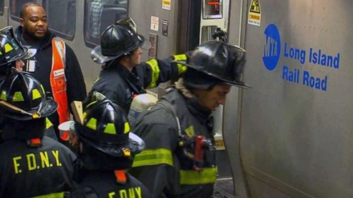 Se descarrila un tren de pasajeros en Brooklyn, dejando al menos 37 personas heridas