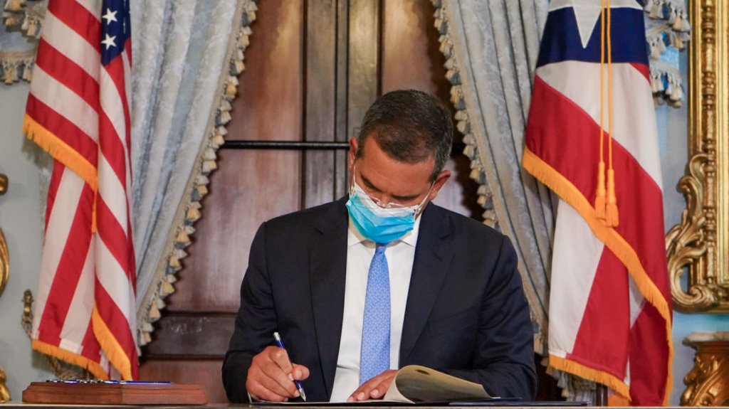  Gobernador extiende por un a&ntilde;o fondos legislativos a municipios y agencias y firma varias medidas 