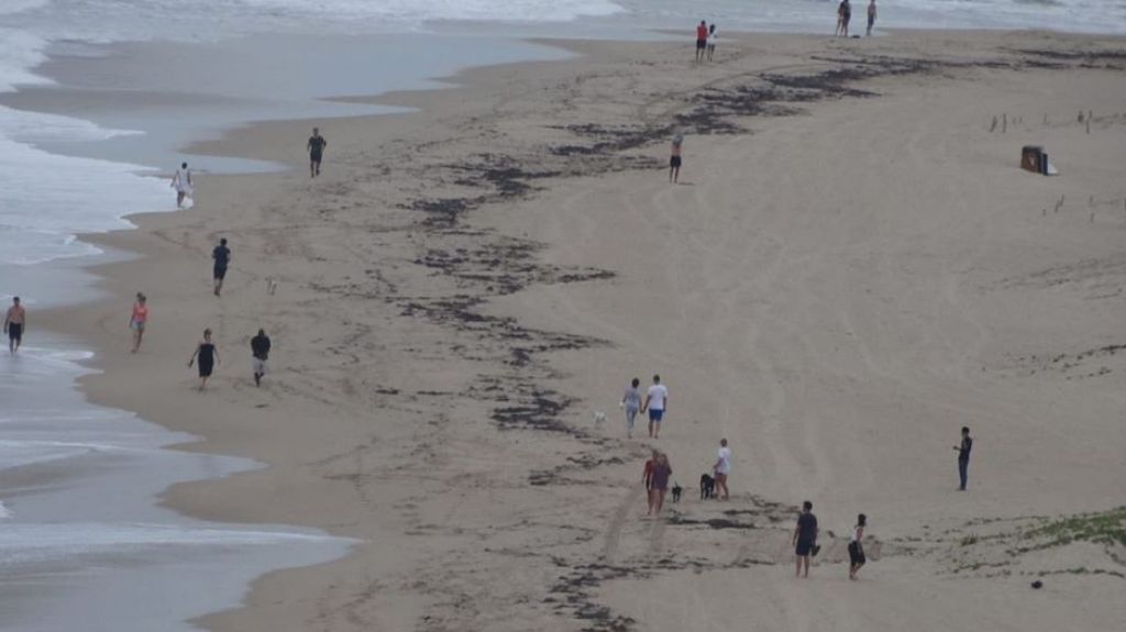  Fotos: Ciudadanos en Condado esperan a las 4 de la tarde cuando se va la policía para salir a la playa 