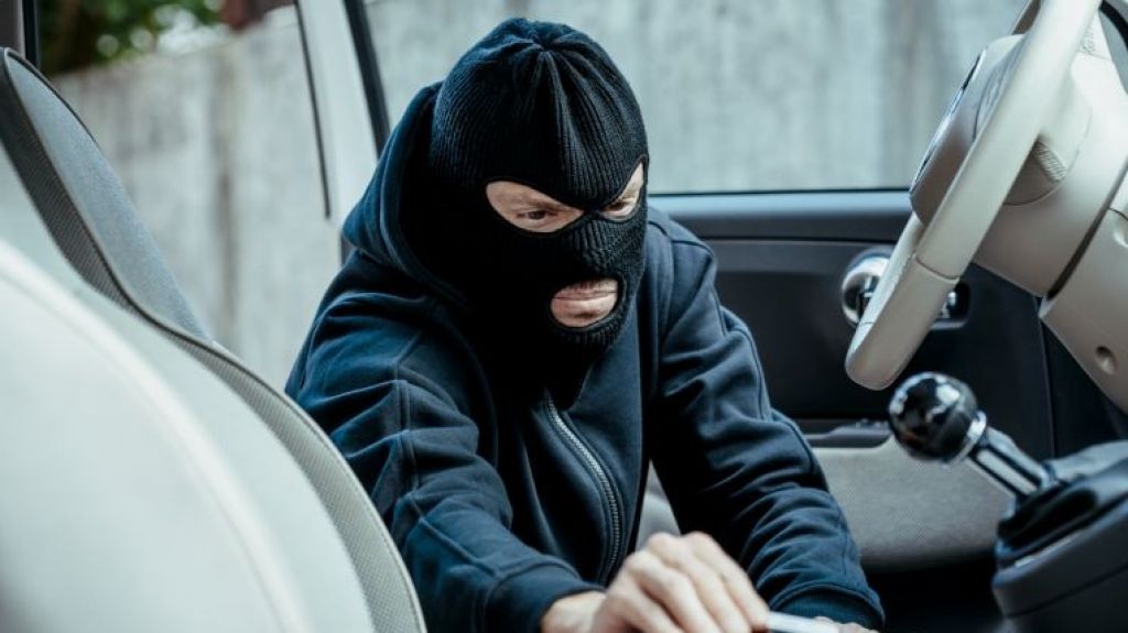 Hombre sorprende a dos individuos desmont&aacute;ndose de su veh&iacute;culo tras robarle 