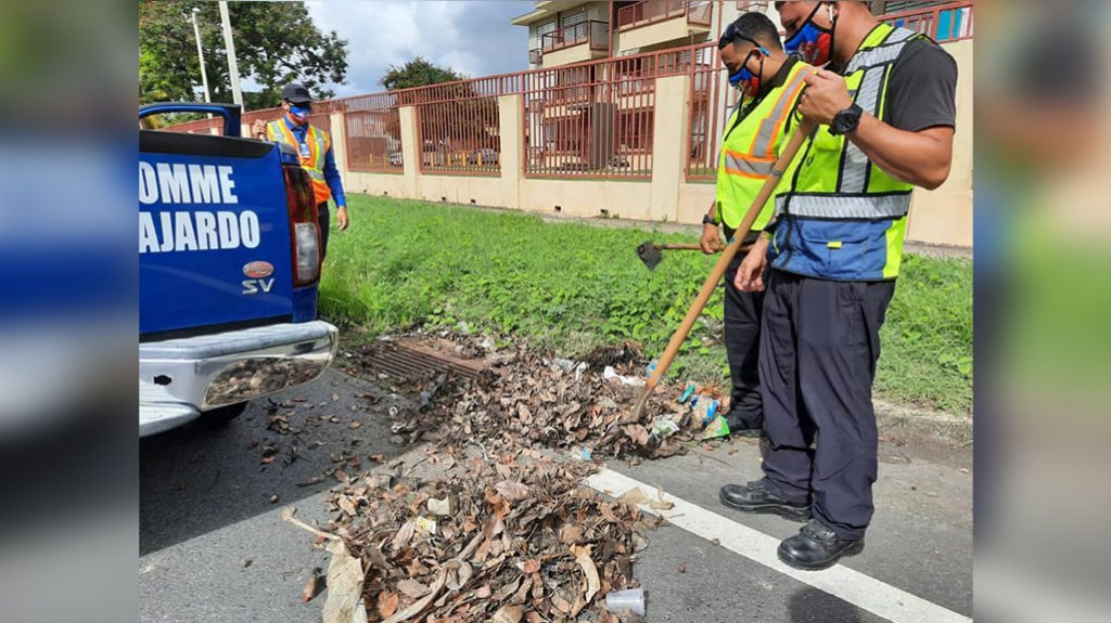  Fajardo ordena que personal de Obras Públicas retome su trabajo a tiempo completo para limpiar alcantarillas, caños y recoger basura 