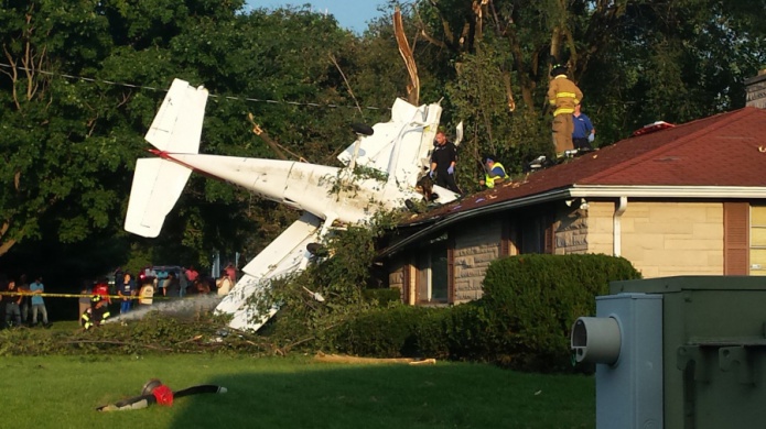 Una avioneta se estrella contra una casa en EE.UU.