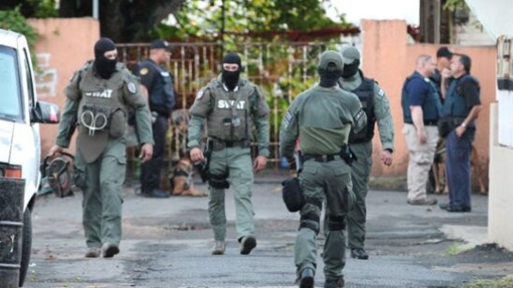  Swat logra sacar de la casa a hombre de Ponce que se atrinchero luego de matar a su expareja 