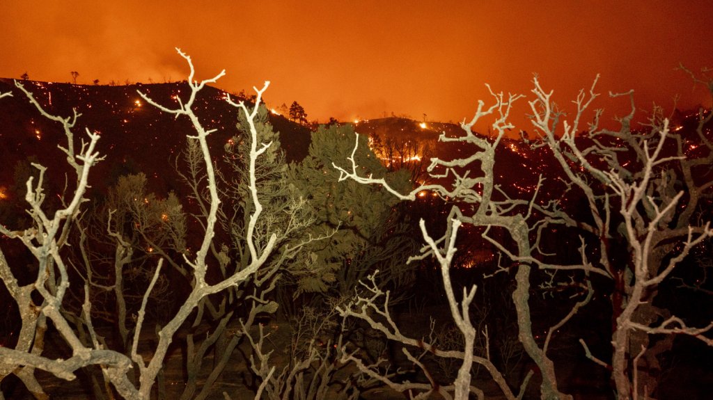  Incendios sin precedentes arrasan poblados en Colorado y amenazan con unirse 