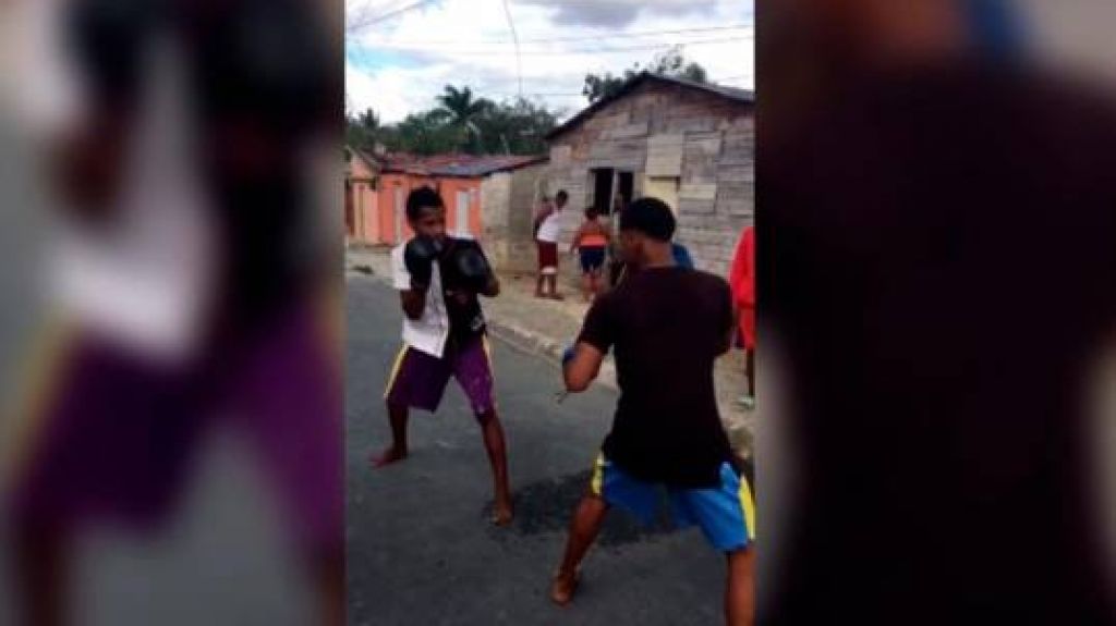  Video: Muere Joven que “Boxeaba” en la calle con un amigo 