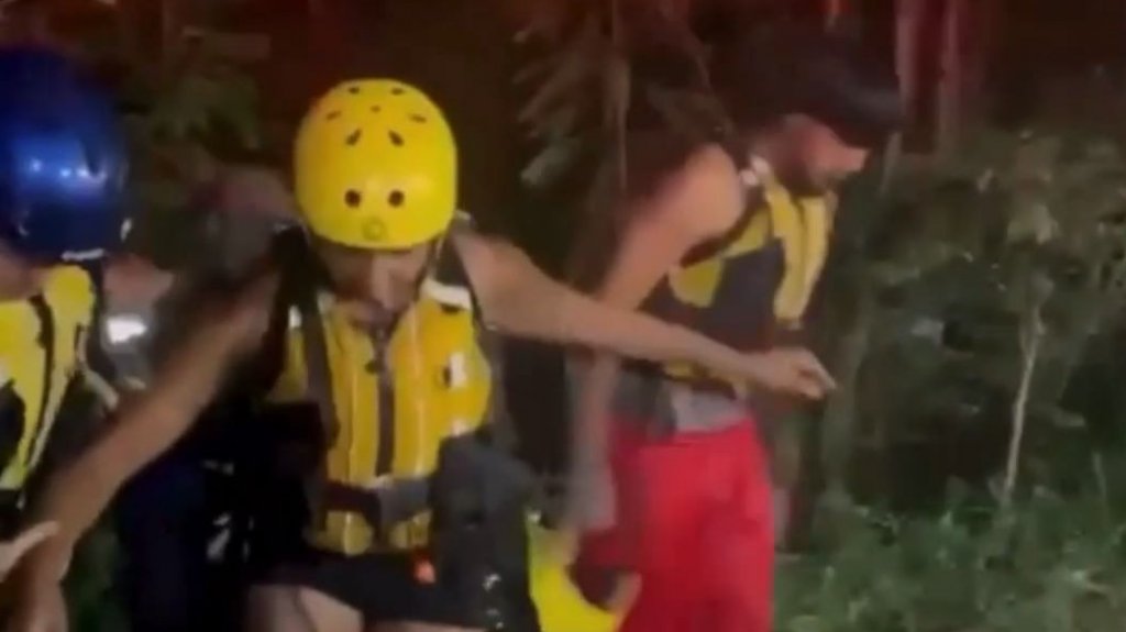  Video del momento en que Rescatan a hombre y mujer que quedaron atrapados en río de Ponce 