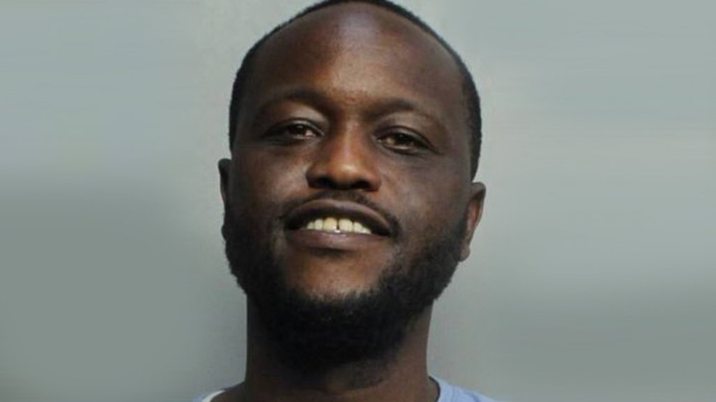  Un cliente de Starbucks apunta con una pistola a una empleada al ver que su pedido no ten&iacute;a queso crema 