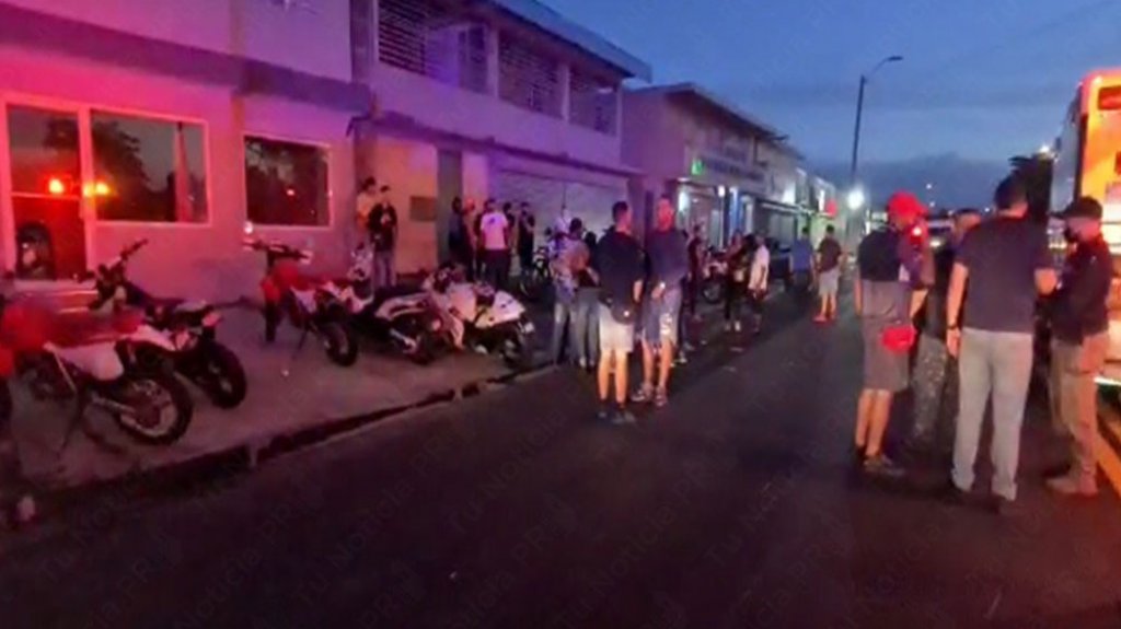  Video: Enfermera le salva la vida a un conductor de motora que acaba de accidentarse en Bayam&oacute;n 