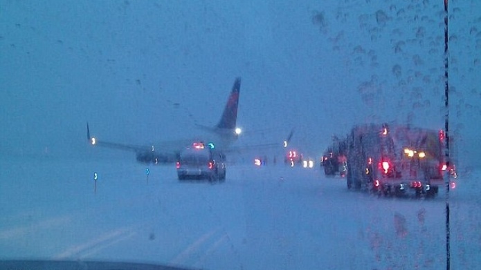 Un 737 de Delta Airlines se desliza fuera de la Pista por la gran cantidad de nieve despuÃ©s de aterrizar en Wisconsin