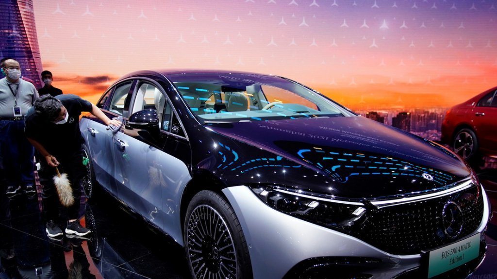  El carro eléctrico EQS de Mercedes-Benz adelanta al Tesla Model S en dos características clave 