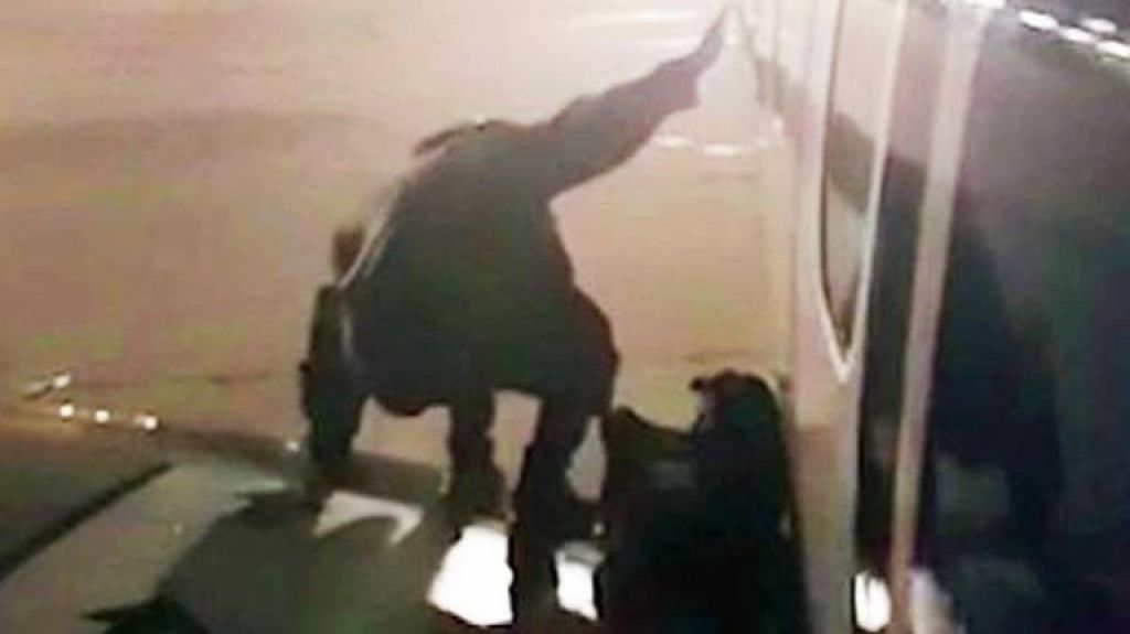  Video:&nbsp;Pasajero desesperado intenta escapar del avi&oacute;n saltando desde una de las alas 