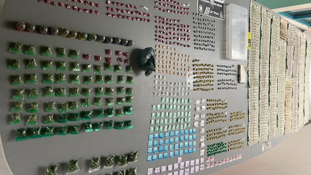  Agentes arrestan a dos individuos y decomisan drogas y dinero en Ponce 