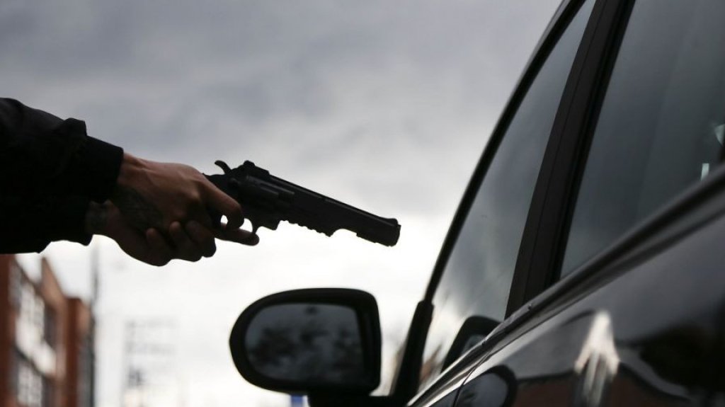  A punta de pistola le roban la guagua a una mujer en Mayag&uuml;ez 