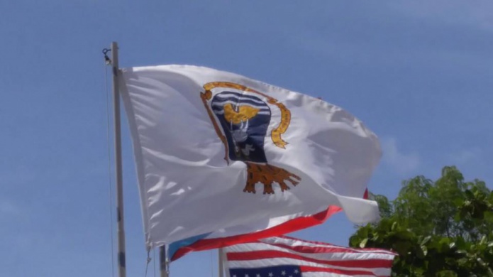 Yulin ordena investigar policías que subieron banderas al revés en un cuartel