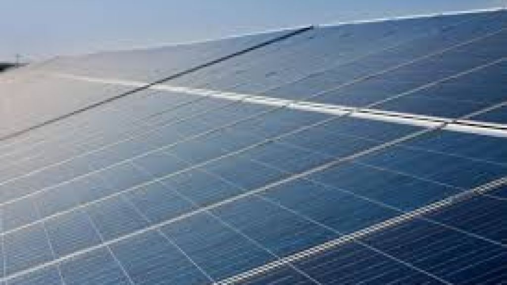  Bhatia denuncia &ldquo;Impuesto al Sol" propuesto por el gobernador como parte de la reestructuraci&oacute;n de la deuda en AEE 