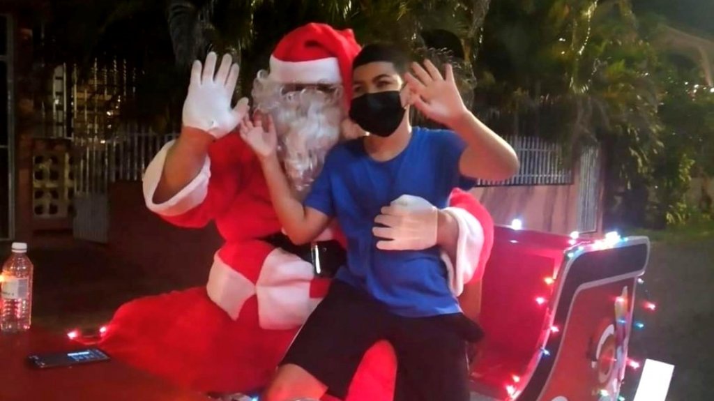  Alcaldesa electa de Vega Alta reparte dos mil bolas y dulces en Noche Buena 