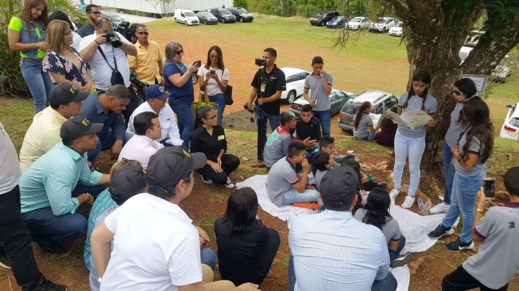  Estudiantes le muestran al gobernador sus huertos de subsistencia org&aacute;nicos 