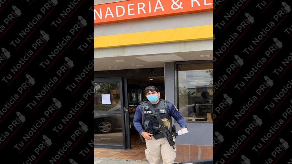  Ciudadana se molesta con un polic&iacute;a por que entr&oacute; con un arma larga a una Panader&iacute;a en Cupey 
