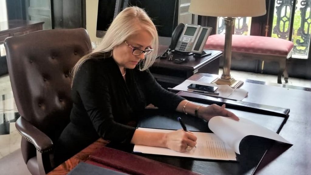  Gobernadora emite orden para atender las necesidades de las personas sin hogar 