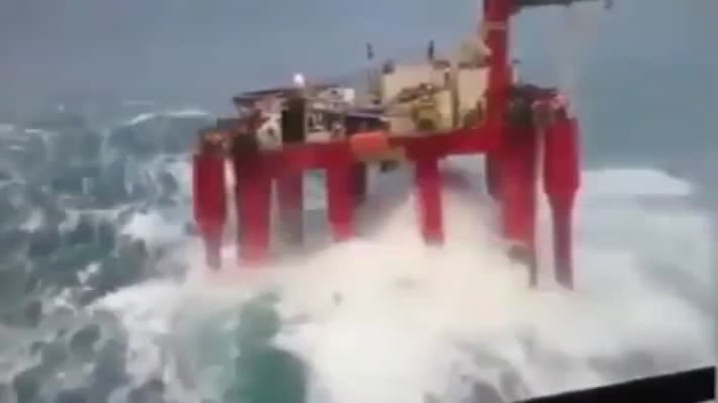  Video de una plataforma petrolera durante el paso del hurac&aacute;n Laura 