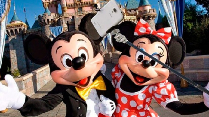 Â¿Por quÃ© Disney prohibiÃ³ en todos sus parques los "selfie sticks"?