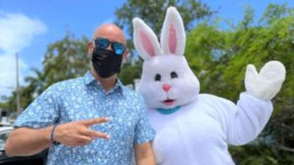  Alcalde de Fajardo lleva junto a un conejo gigante alegr&iacute;a y diversi&oacute;n a los ni&ntilde;os en el d&iacute;a de Pascua 