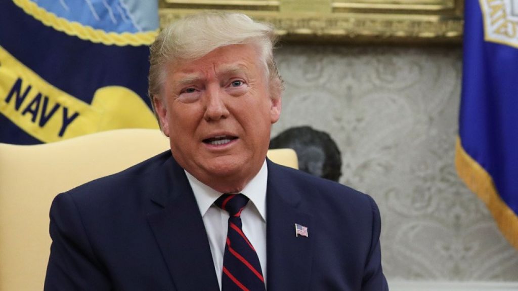  Trump afirma que los kurdos "no son &aacute;ngeles" y que est&aacute; "bien" si Siria recibe ayuda de Rusia 