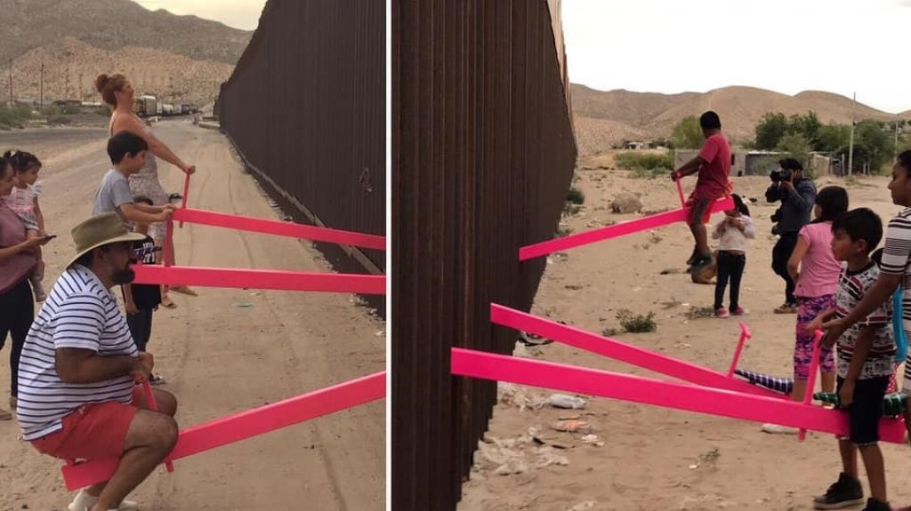 Un profesor aprovecha la valla entre EEUU y M&eacute;xico para crear tres balancines 
