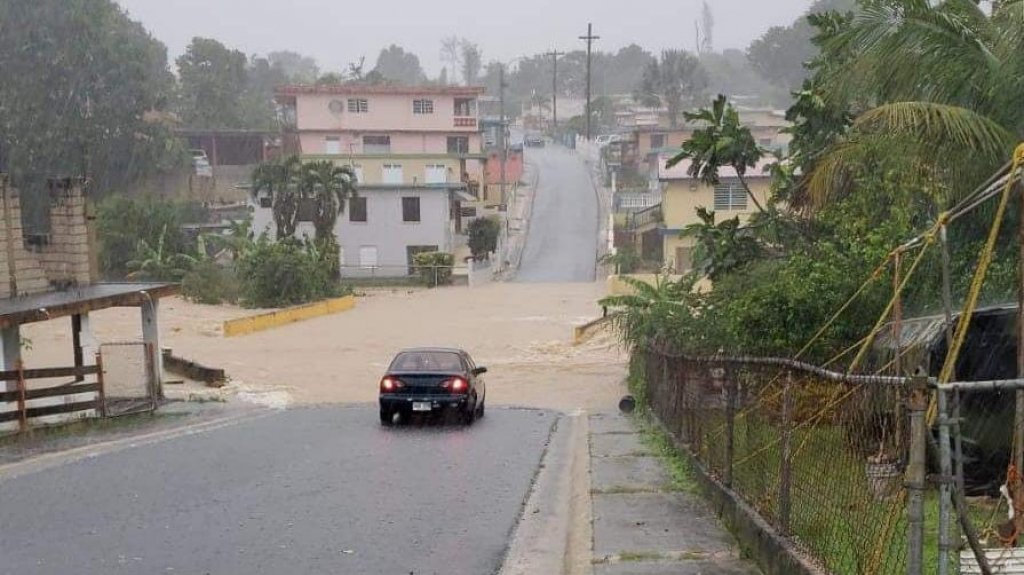  Reportan carreteras cerradas y refugiados en el área de Aibonito 