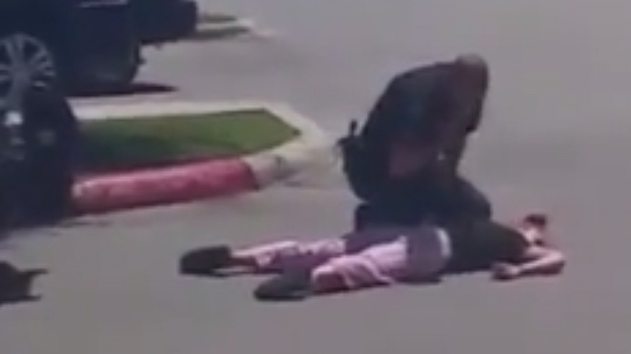 Fuerte video: Un policÃ­a de EE.UU. golpea a una mujer hasta hacerla perder el conocimiento