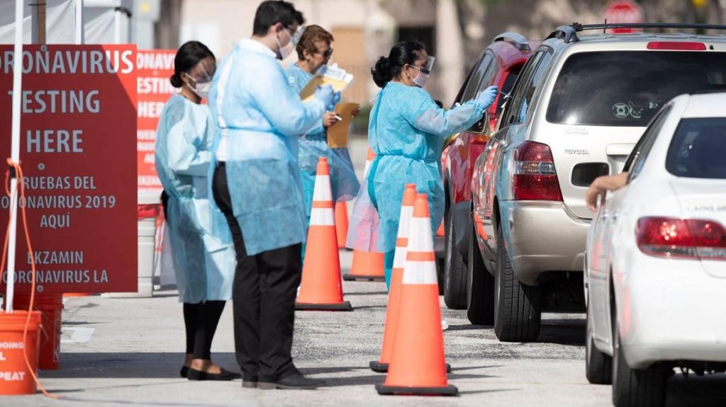  Muertes por COVID-19 rozan el millar diario en EE.UU., con Florida al frente 
