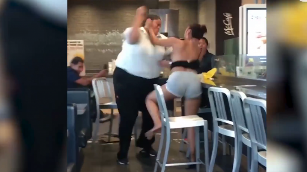  VIDEO: Brutal pelea en un McDonald's entre una empleada y una clienta 