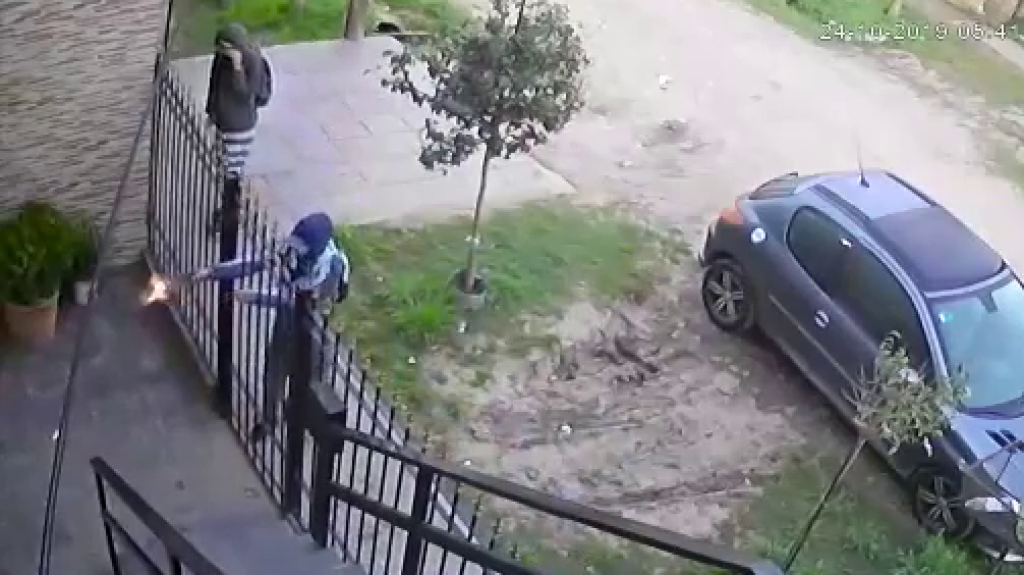  VIDEO: Un hombre defiende a su sobrino de un robo armado y mata a tiros a uno de los atacantes 