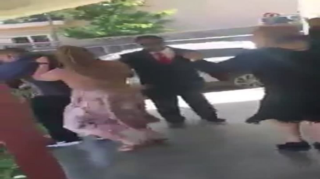  Video: Llegaron ayer domingo hasta la iglesia y lo que formaron fue tremendo &ldquo;Royal Rumble&rdquo; 