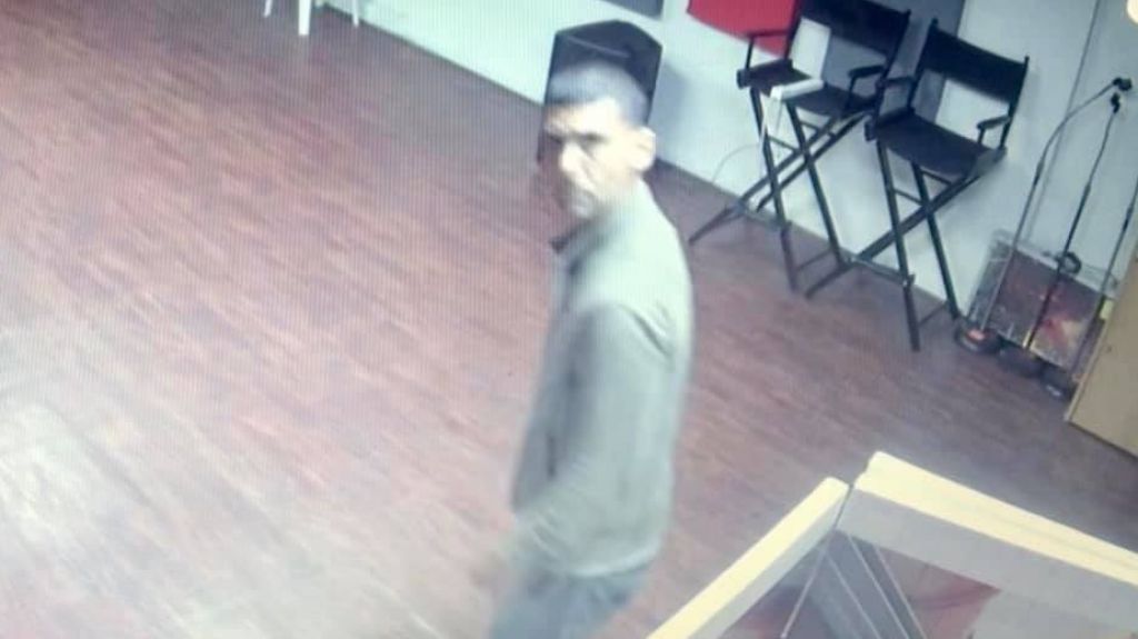  &ldquo;Caco&rdquo; queda grabado mientras roba en negocio de Bayam&oacute;n 