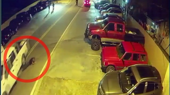 Video: Borracho se atropella a sÃ­ mismo al salir de strip club en Orlando