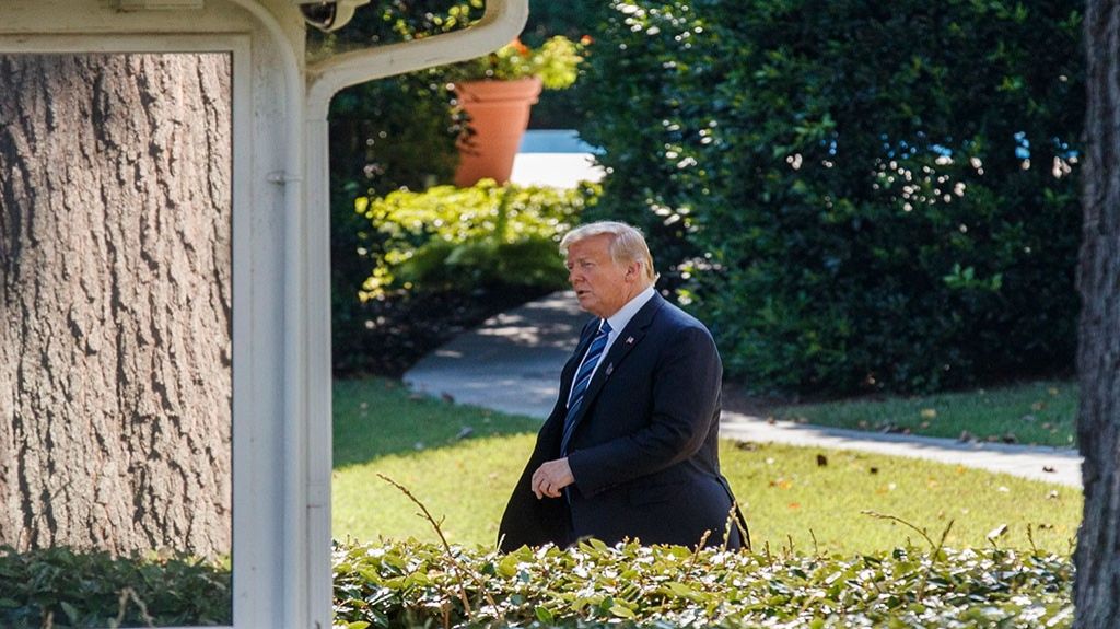  Trump carga de nuevo contra el libro de Woodward por ser una "estafa" 