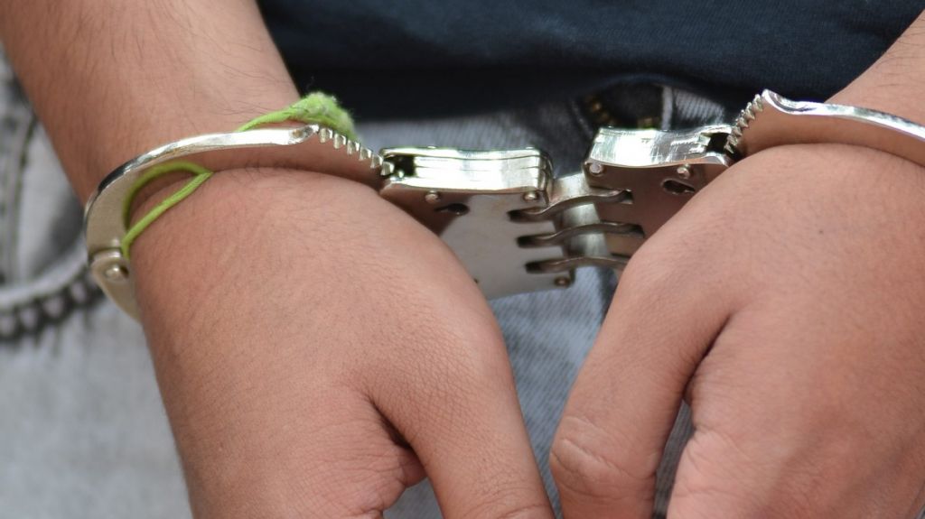  Arrestan a menor que dijo querer ser pr&oacute;ximo tirador de un colegio en Florida 